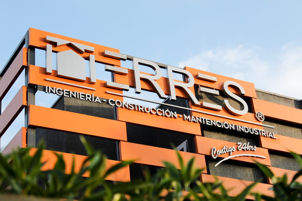 Fachada del edificio corporativo ERRES en Concón, con la señalética de Ingeniería, Construcción y Mantención Industrial