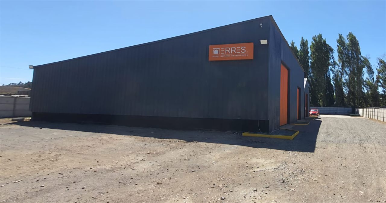 Fachada de la sucursal ERRES en Talcahuano, con la señalética corporativa sobre el galpón