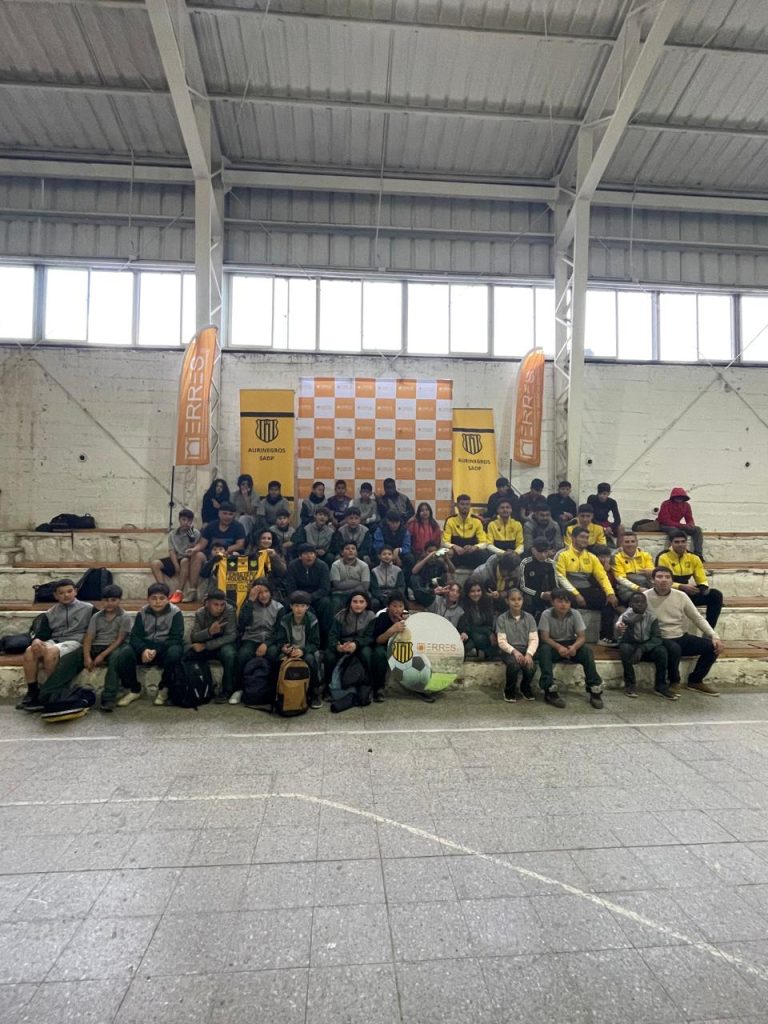 Segunda Clínica Deportiva con Concón National y niños de la Escuela Oro Negro de Concón