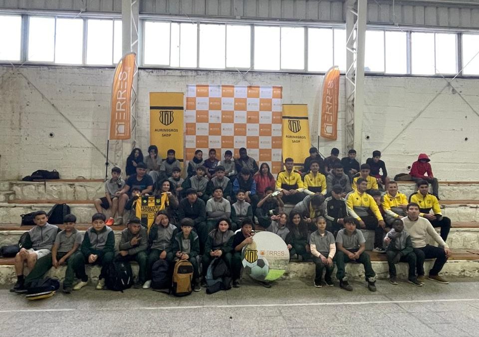 Segunda Clínica Deportiva con Concón National y niños de la Escuela Oro Negro de Concón